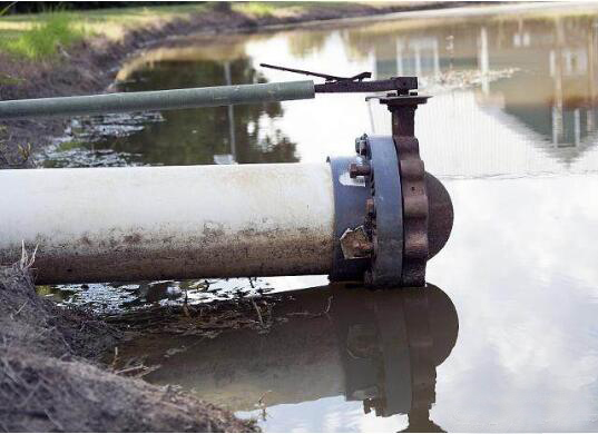 含油廢水的分離，含油廢水抽吸采用羅德耐腐蝕凸輪轉子泵