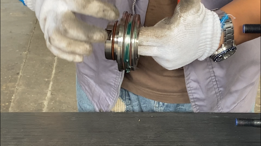 涂抹潤滑脂 涂抹潤滑脂