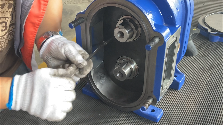 安裝內襯板,固定螺絲 安裝內襯板,固定螺絲