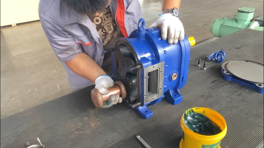 用銅棒將兩個轉子同步錘進去 用銅棒將兩個轉子同步錘進去